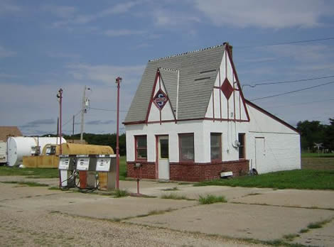 old gas station in Lebo