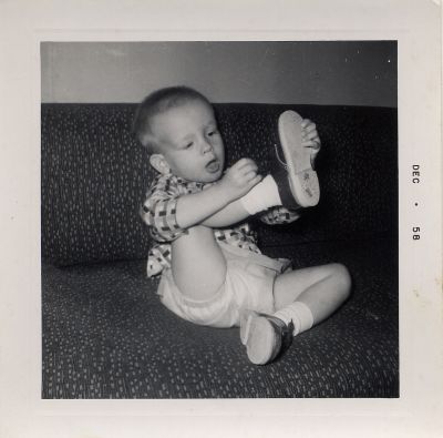 Little Leon tying his shoe